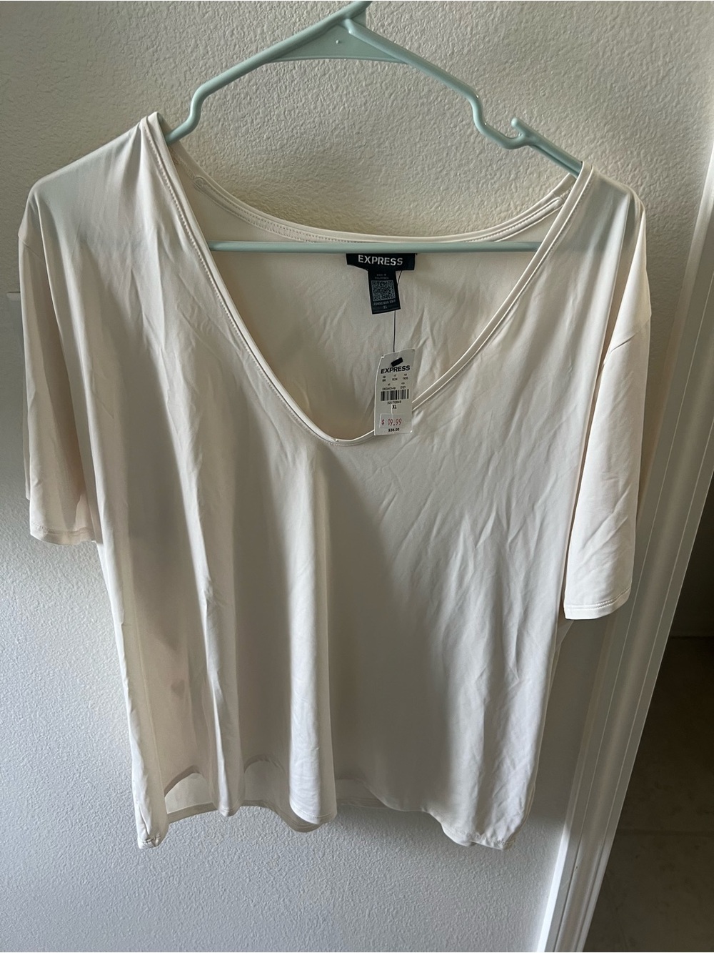 Express Cream V-Neck Short Sleeve Tee
